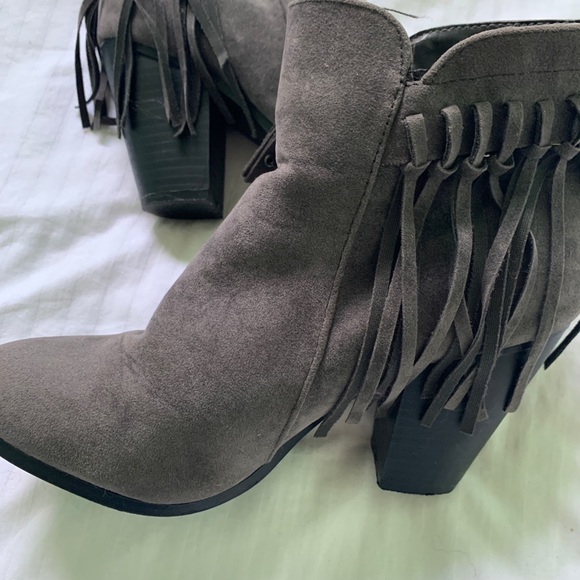 Gray fringe ankle boots - Picture 3 of 6